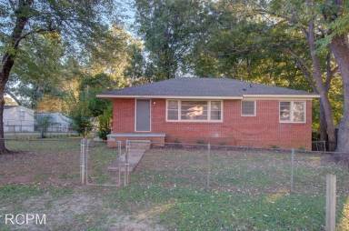 Main picture of 201 Treymore Ave NW