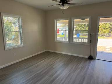 Main picture of 736 Lincoln St S