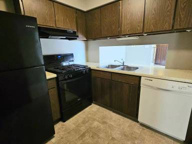 Main picture of 1049 S Main St