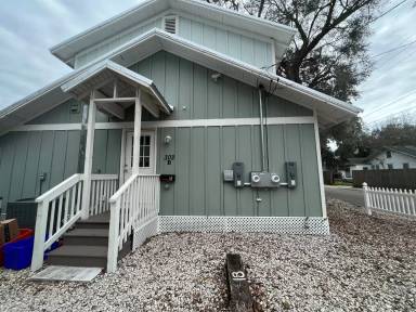 Main picture of 302 NW 7th Ter