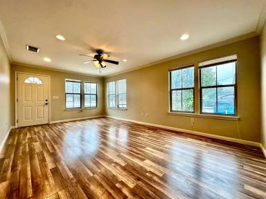 Main picture of 2910 Memorial Blvd