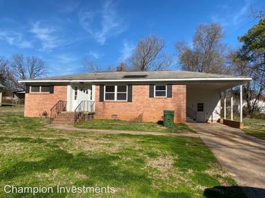 Main picture of 121 Oak Ave