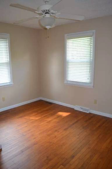 Main picture of 1002 S Livingston St