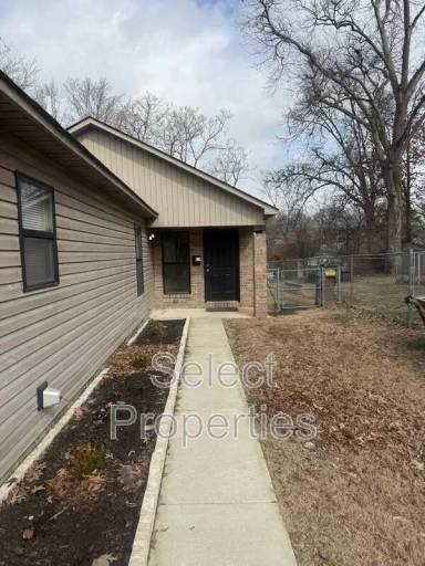 Main picture of 636 W Oak Ave