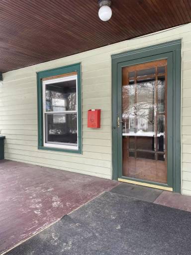 Main picture of 140 Center St