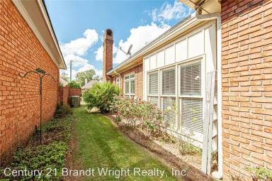 Main picture of 141 Charleston Ct N