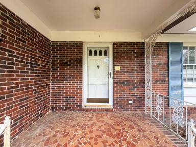 Main picture of 1002 W Alden Ave