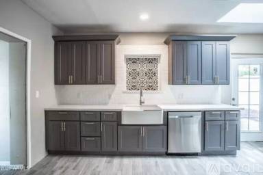 Main picture of 2521 N 28th Pl