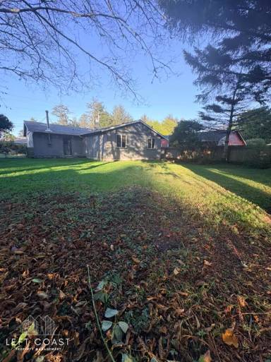 Main picture of 310 SW South Point St