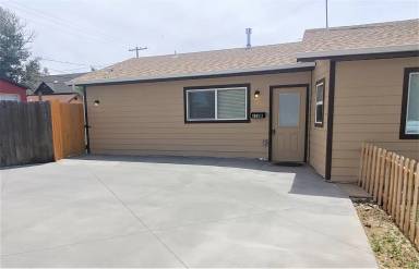 Main picture of 658 Dahlia St