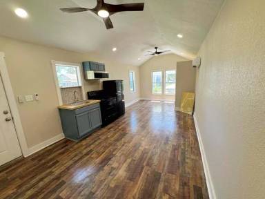 Main picture of 1127 W Lynwood Ave