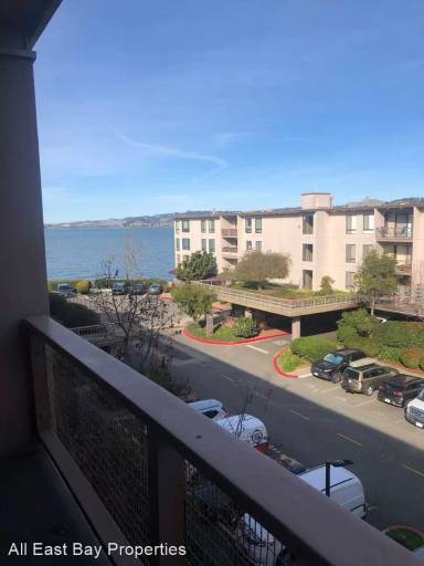 Main picture of 7 Commodore Dr