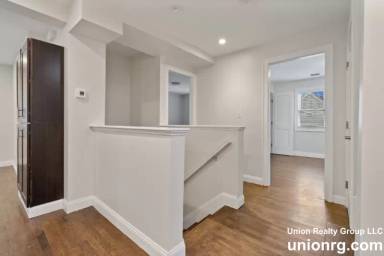 Main picture of 2 Chestnut Pl