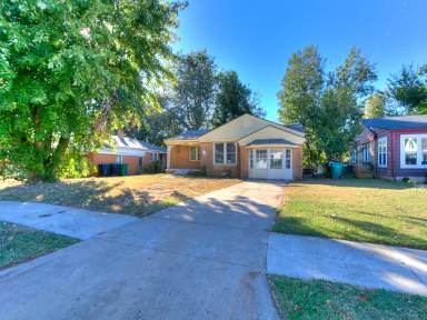 Main picture of 228 SW 46th St