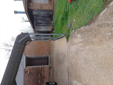 Main picture of 208 N Oaks Ave