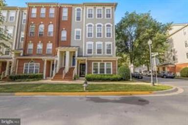 Main picture of 657 Main St