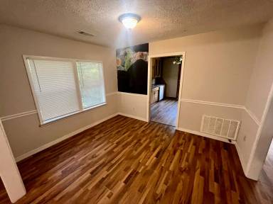 Main picture of 1135 W Denver St