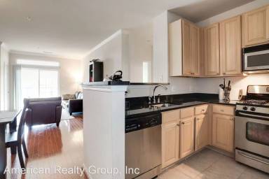 Main picture of 2465 Army Navy Dr