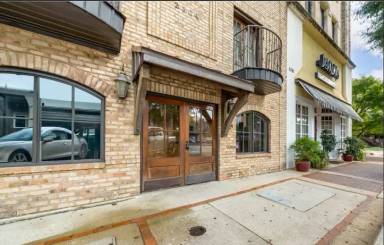 Main picture of 2304 University Blvd