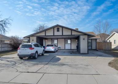 Main picture of 2384 S Derby St