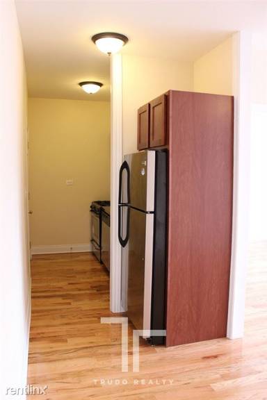 Main picture of 620-30 W Cornelia Ave