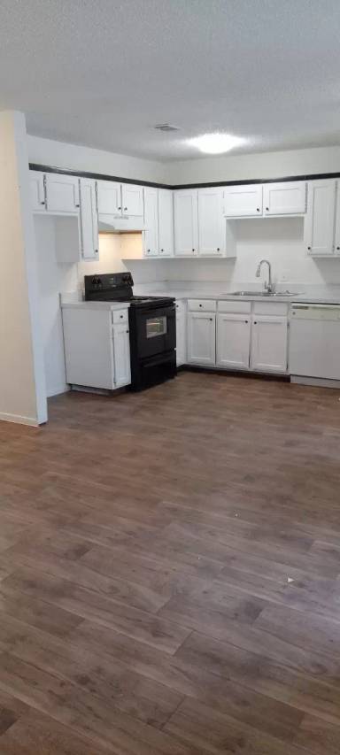 Main picture of 241 S New Hope Rd