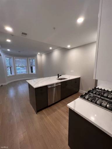 Main picture of 533 Newbury St