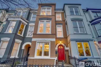 Main picture of 827 4th St NE