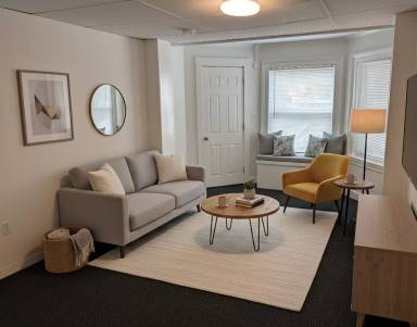 Main picture of 576 Main St