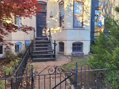 Main picture of 628 Constitution Ave NE