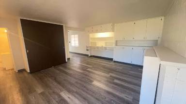 Main picture of 551 1/2 Haven St