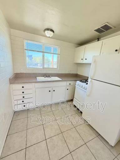 Main picture of 240 W Sahuaro St