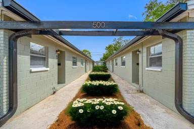 Main picture of Villas off 4th