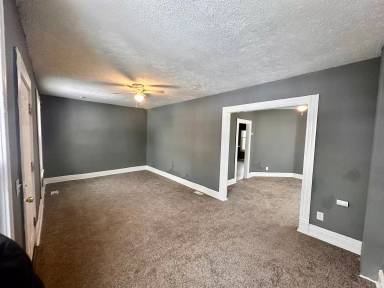 Main picture of 1407 E 90th St