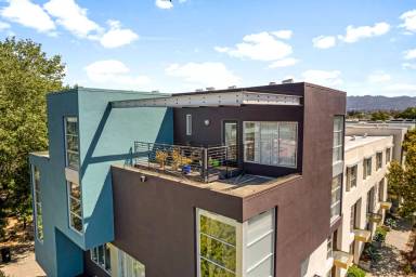 Main picture of 1364 Powell St