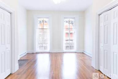 Main picture of 121 W Clay St