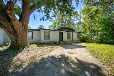 Main picture of 304 Bernard Rd