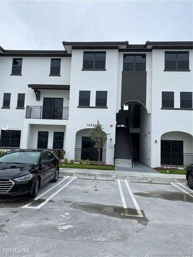 Main picture of 15650 SW 136th St