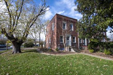 Main picture of 420 Earl St