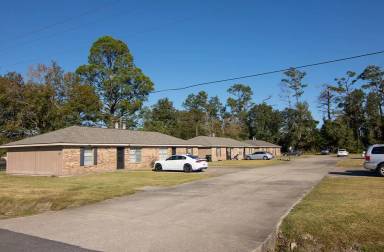 Main picture of 220 Bruce Cir