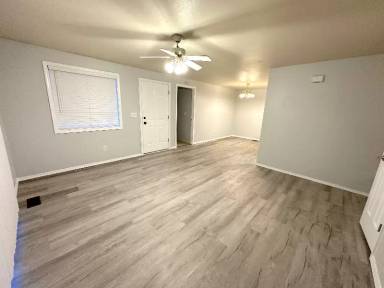 Main picture of 118 W Broadway Ave