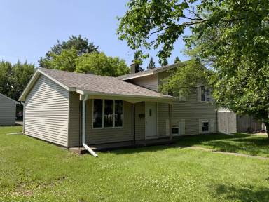 Main picture of 8 Maple Ave