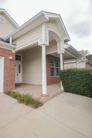 Main picture of 2878 Frogs Leap Way