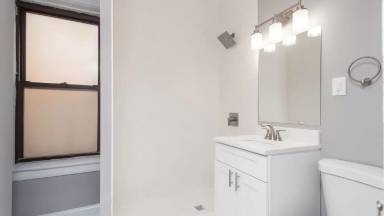 Main picture of 1057 W Foster Ave