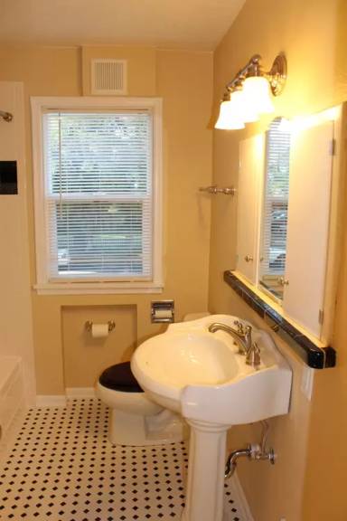 Main picture of 104 S Oak St