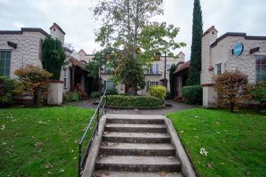 Main picture of 2010 SE Sherman St