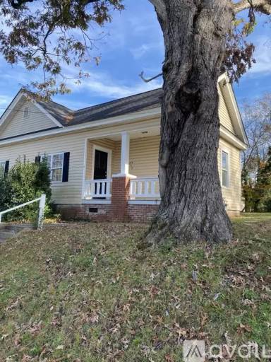 Main picture of 327 College St