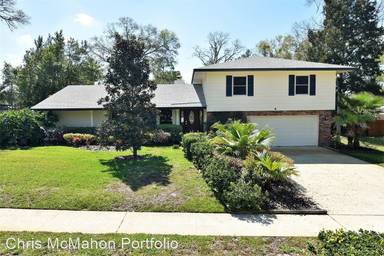 Main picture of 4 Tappan Zee Ln