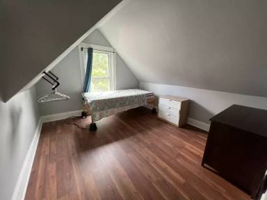 Main picture of 627 College St