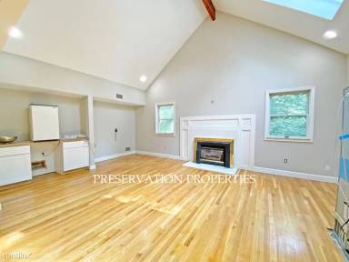 Main picture of 28 Lantern Ln